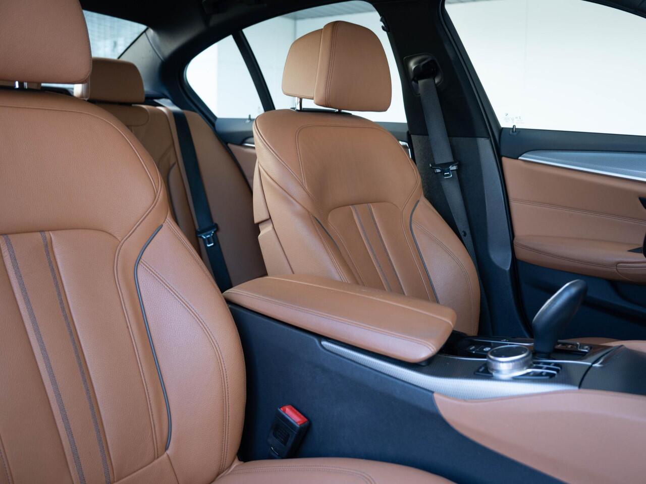 BMW 5-SERIE Sedan 520i | High Executive | M Sportpakket | Stoelverwarming | BMW Laserlicht | PDC | Trekhaak