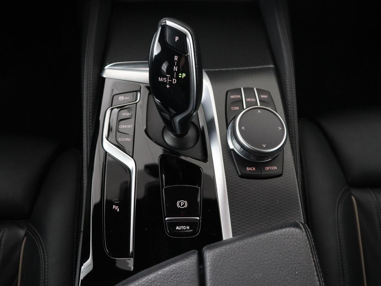 BMW 5-SERIE 520i M Sport | Leder | Stoelverwarming | Carplay | 19'' | Sportstoelen | Live Cockpit | Navigatie | Parkeerhulp | Adaptief LED | Memory | Keyless start