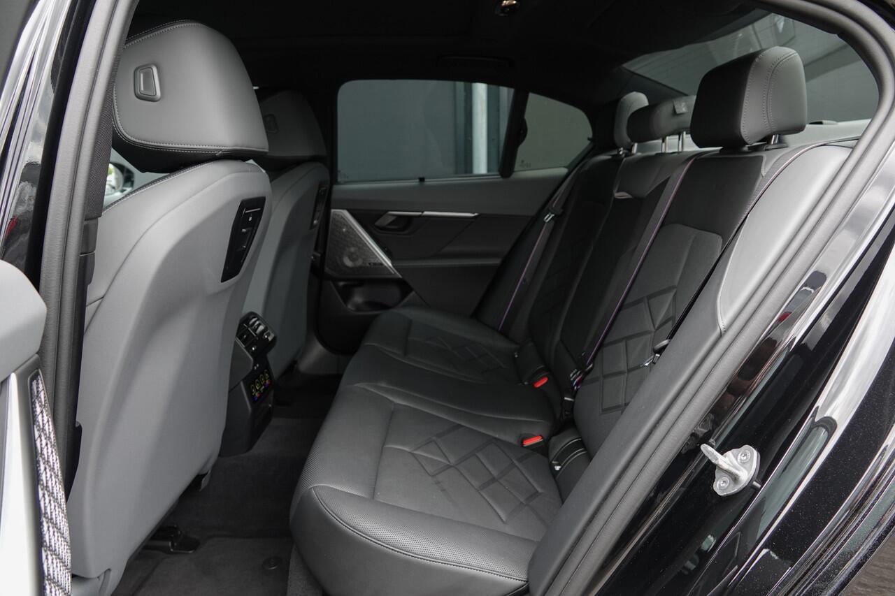 BMW 5-SERIE 550e 490Pk Aut. | Plug in Hybride | X-Drive | Shadowline | M-Sport | Head Up Display | Bowers en Wilkins Sound | Panoramadak | 21''