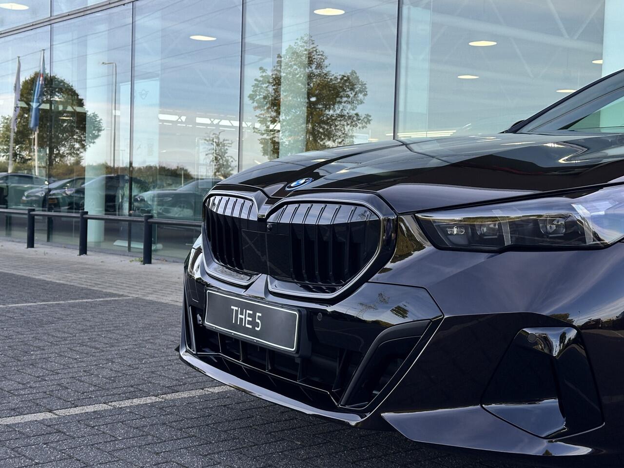 BMW 5-SERIE Touring 530e M Sport Automaat / Trekhaak / Adaptieve LED / Parking Assistant Plus / Comfort Access / M Sportonderstel / Live Cockpit Professional