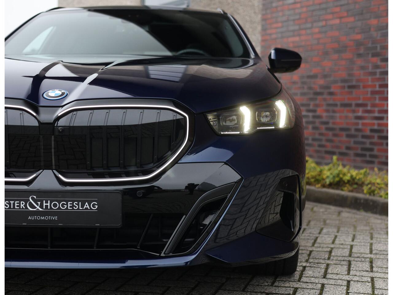 BMW 5-SERIE Touring 550e xDrive | Pano - Trekhaak - B&W
