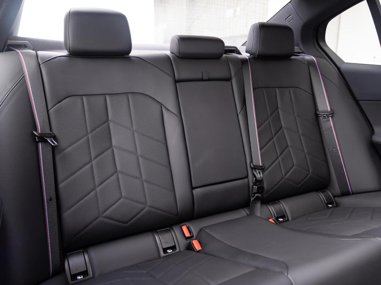 BMW 5-SERIE Sedan 530e | M Sportpakket Pro | Innovation Pack | Stuurwielrand verwarmd | Comfort Access | Panoramadak | Stoelverwarming | Harman-Kardon