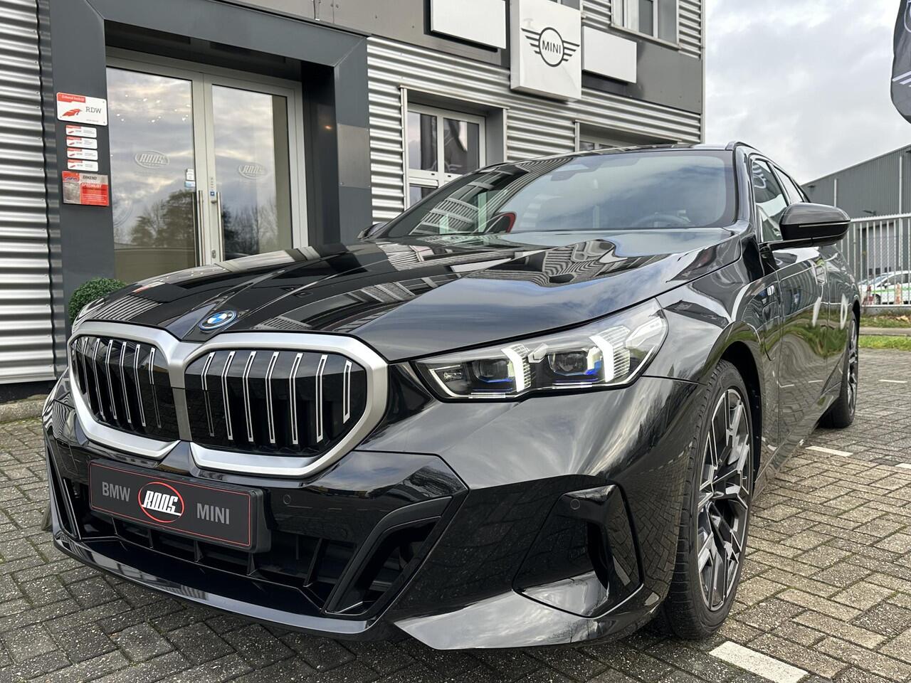 BMW 5-SERIE Touring 530e M Sport Edition Comfort toegang | Elect trekhaak | Origineel NL