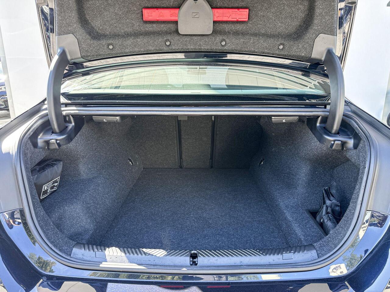 BMW 5-SERIE Sedan 550e xDrive M-Sport Pro / Bowers & Wilkins / Driving Assistant Professional / Stoelventilatie / Comfortstoelen / Head-up / Adaptief onderstel Professional / Stuurwielrand verwarming / Stoelverwarming voor & achter / Craftedclarity / Parking Assistan