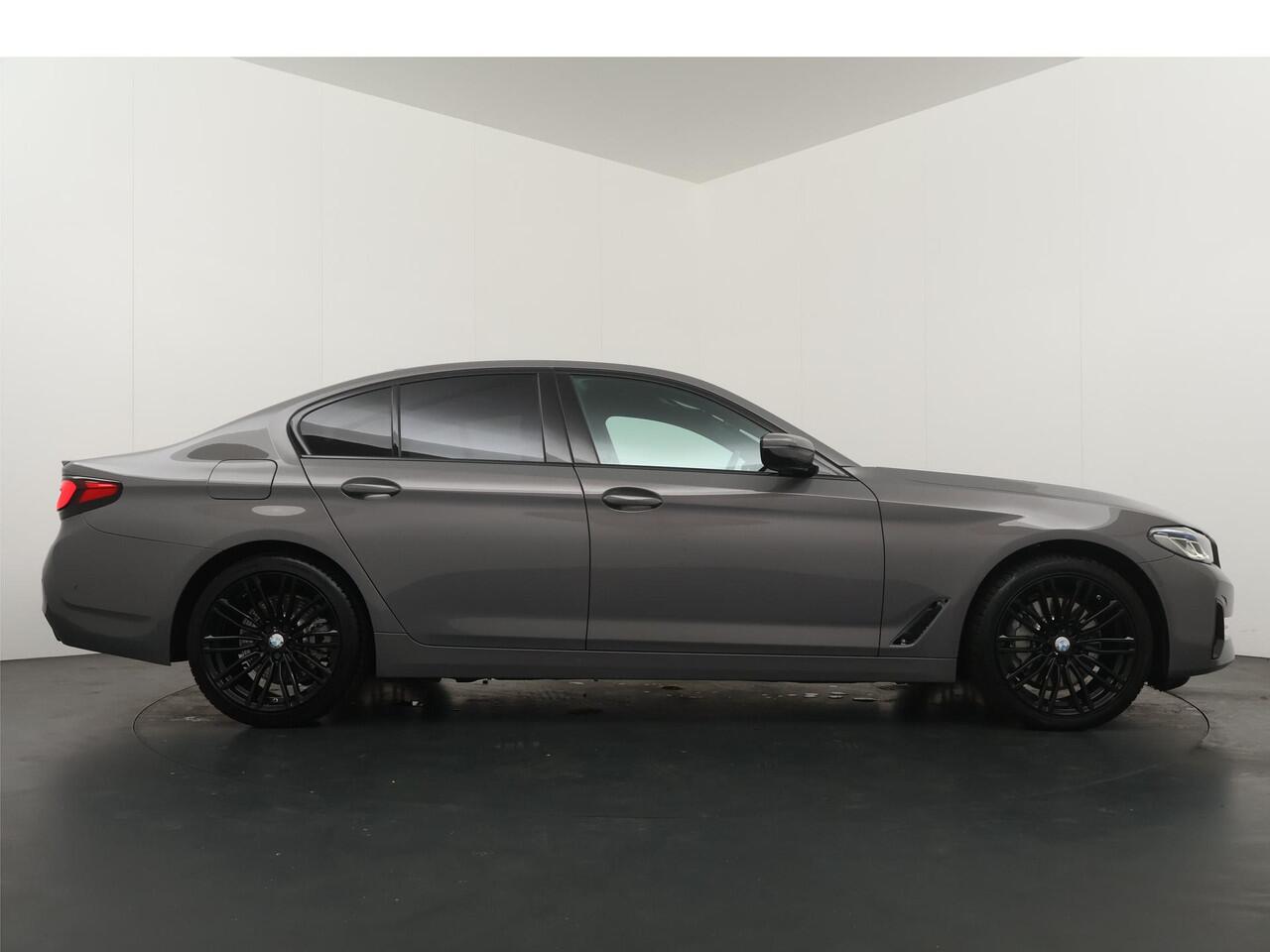 BMW 5-SERIE 520e Business Edition Plus | Stoel-stuur verwarming | Panoramadak | Laserlicht | Head-Up | Harman/Kardon |