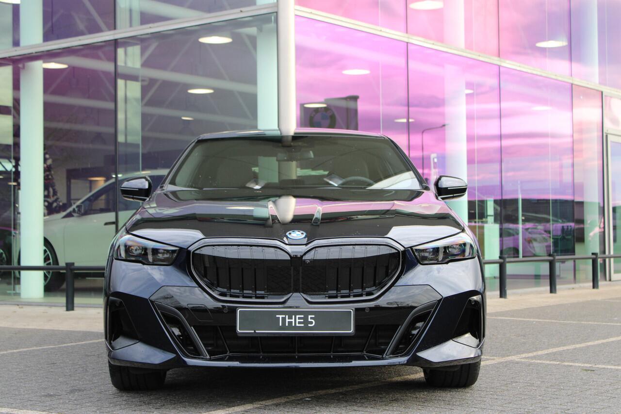 BMW 5-SERIE 530e M Sport Automaat / Panoramadak / Stoelventilatie / Comfort Access / M Sportonderstel / Adaptieve LED / Parking Assistant Plus / Harman-Kardon
