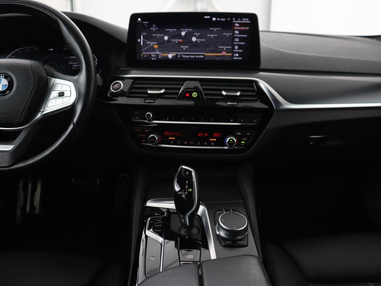 BMW 5-SERIE 520i M Sport | Leder | Stoelverwarming | Carplay | 19'' | Sportstoelen | Live Cockpit | Navigatie | Parkeerhulp | Adaptief LED | Memory | Keyless start