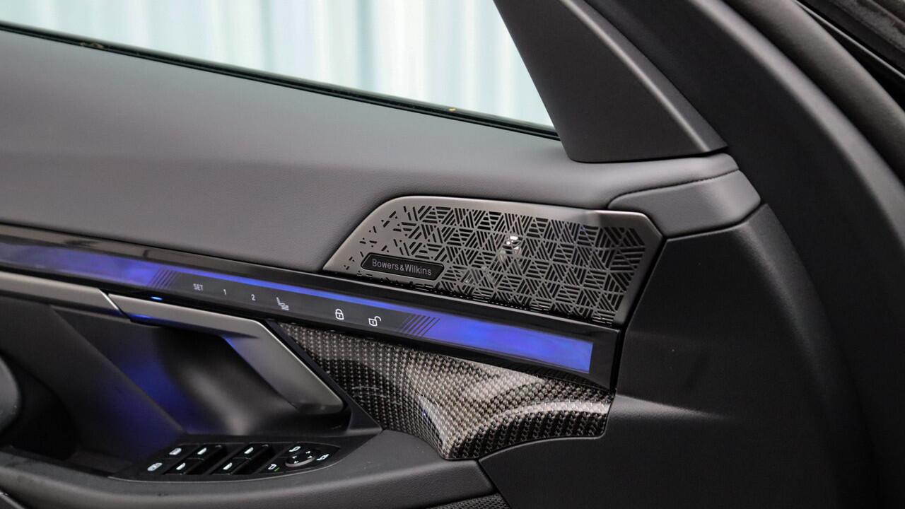 BMW 5-SERIE 550e xDrive M-Sport Pro | Bowers & Wilkins | Stoelventilatie | Panoramdak | Trekhaak | Carbon