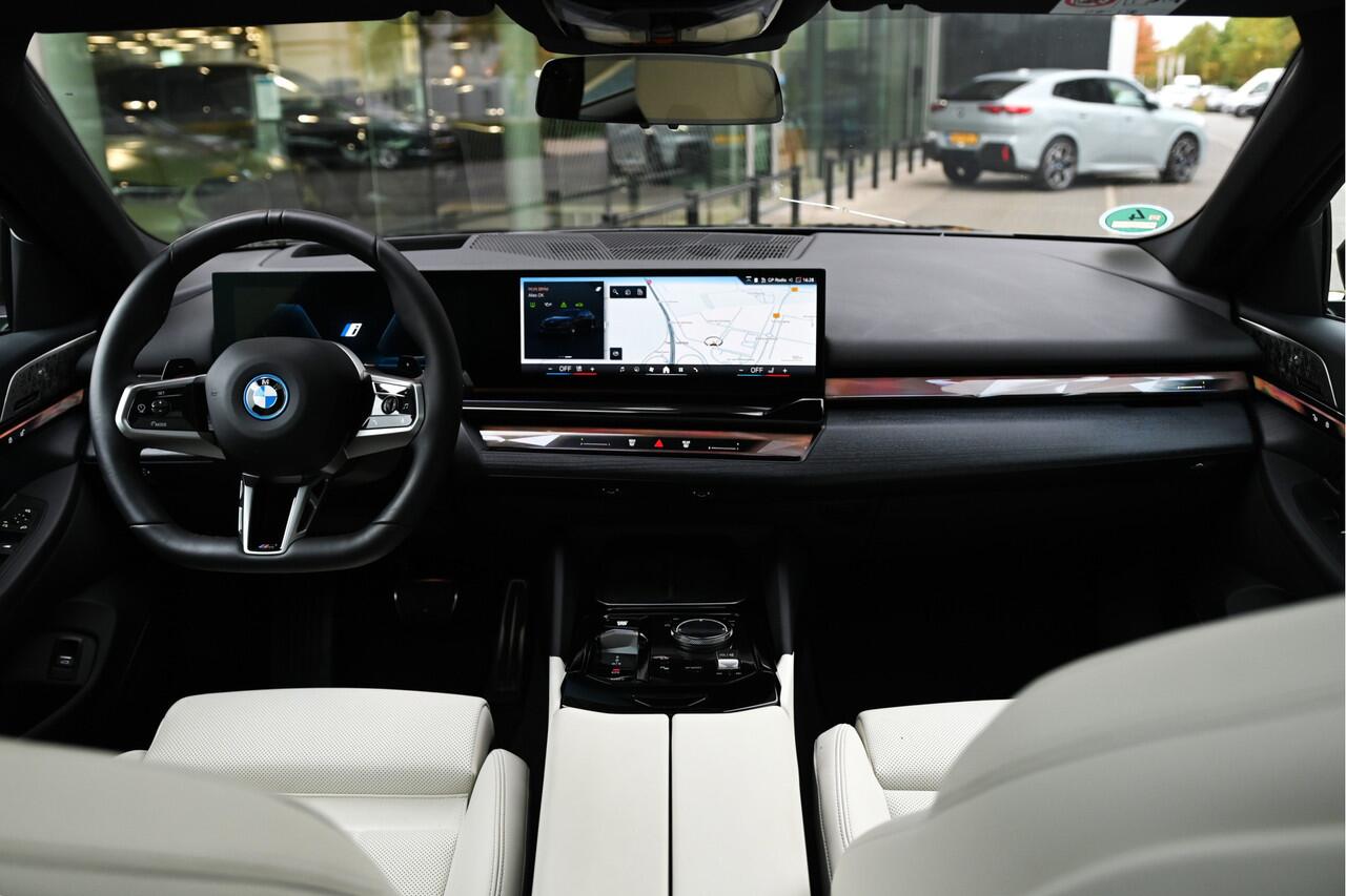 BMW 5-SERIE Touring 550e xDrive M Sport Automaat / Panoramadak / Trekhaak / Bowers & Wilkins / Adaptief onderstel professional / Parking Assistant Professional / Stoelventilatie