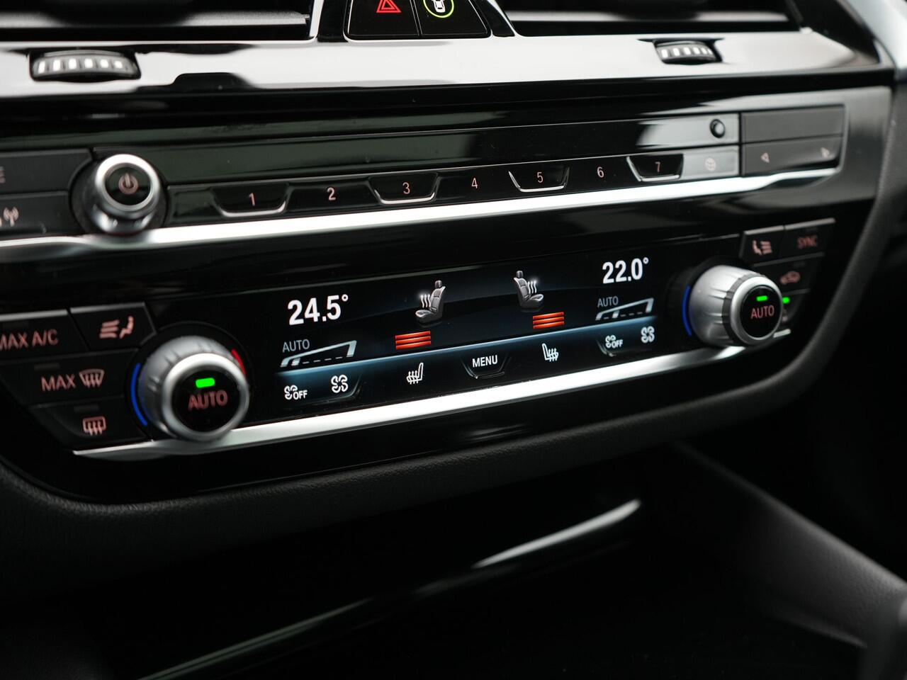 BMW 5-SERIE Touring 530e Executive Plug In Hybrid 293pk Dealer O.H. PHEV | Panodak | 360 Camera | Lederen Sportstoelen Verwarmd | Sfeerverlichting | Apple Carplay | Navigatie | Virtual | DAB |