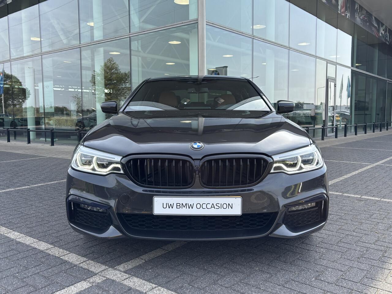 BMW 5-SERIE 520i High Executive M Sport Automaat / Achteruitrijcamera / Adaptieve LED / M Sportonderstel / Live Cockpit Professional / Parking Assistant