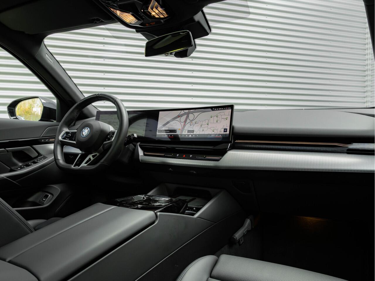 BMW 5-SERIE Touring 530e M-Sport - Pano - Trekhaak - Driving Ass - Camera