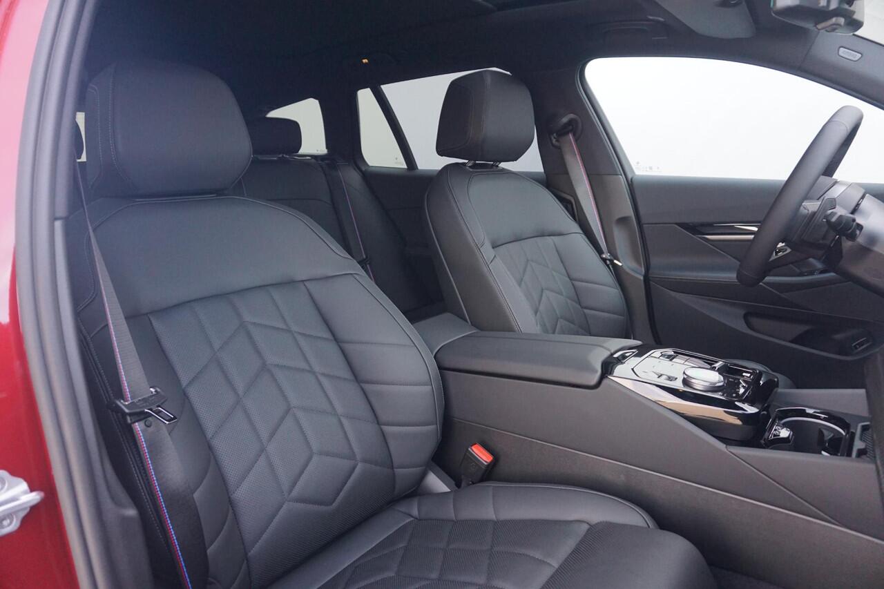 BMW 5-SERIE Touring 530e M Sport Pro | Trekhaak / Comfortstoelen Elektrisch met geheugen / Panoramadak / Head-up / Rondomzicht camera's / Stoelverwarming Voor & Achter