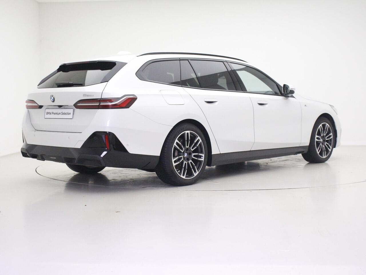 BMW 5-SERIE Touring 520i M-Sport | Driving Assistant Plus | Harman Kardon | Panorama | Standkachel | Trekhaak | Mild Hybid