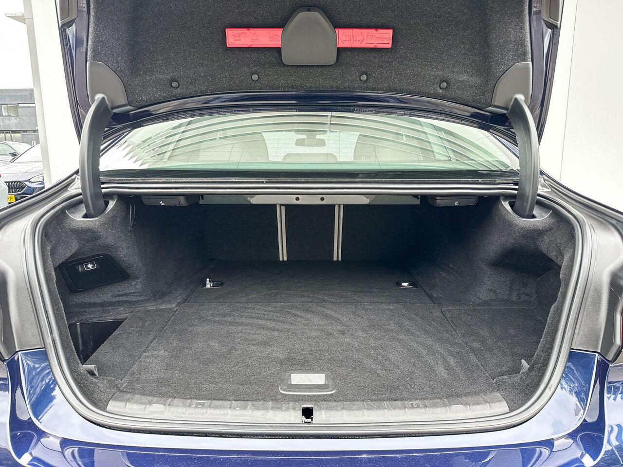 BMW 5-SERIE Sedan 545e xDrive High Executive M-Sport Adaptief Onderstel / Stuurwielrand Verwarming / Integrale Active Besturing / Achterklep Bediening Automatisch / Comfort Acces / Soft Close / Glazen Schuifdak / Stoelverwarming / Driving Assistant Prof / Laser Light