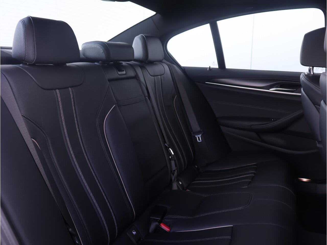 BMW 5-SERIE 530i High Executive Edition M Sportpakket/ Achteruitrijcamera/ Comfortstoelen/ schuif-/kanteldak/ Stoelverwarming/ Laserlight/ HiFi/ Head-Up/ 19 inch LM