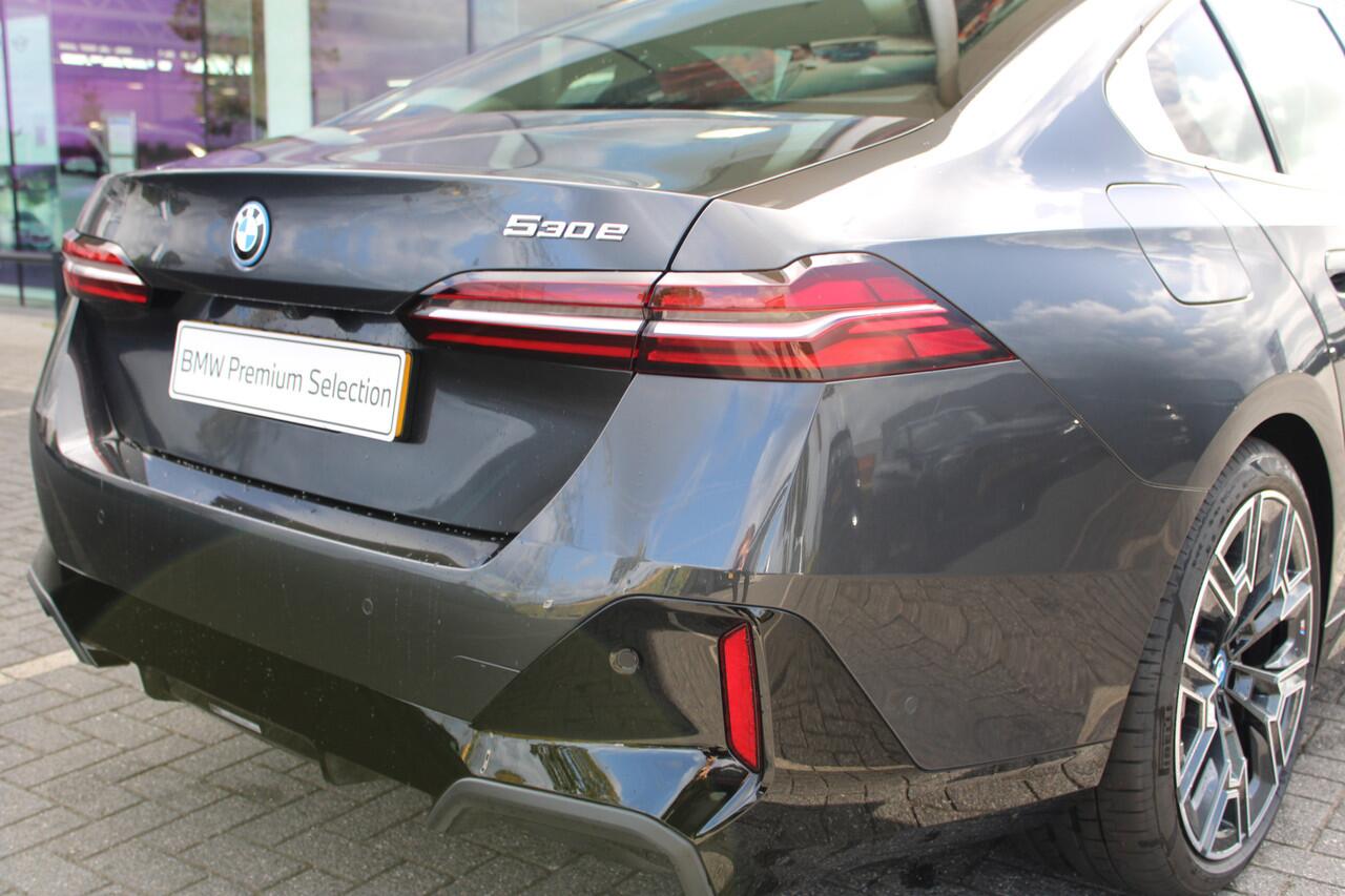 BMW 5-SERIE 530e M Sport Automaat / Panoramadak / Parking Assistant Professional / Adaptieve LED / Comfort Access / Stoelventilatie / Stuurverwarming / M Sportonderstel