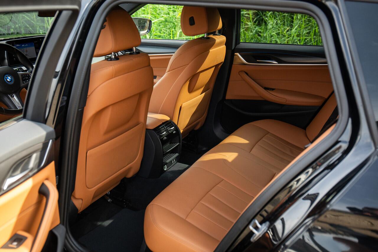 BMW 5-SERIE Touring 530e M-Sport , Shadowline, Adaptive Cruise, Trekhaak, Eerste eigenaar,