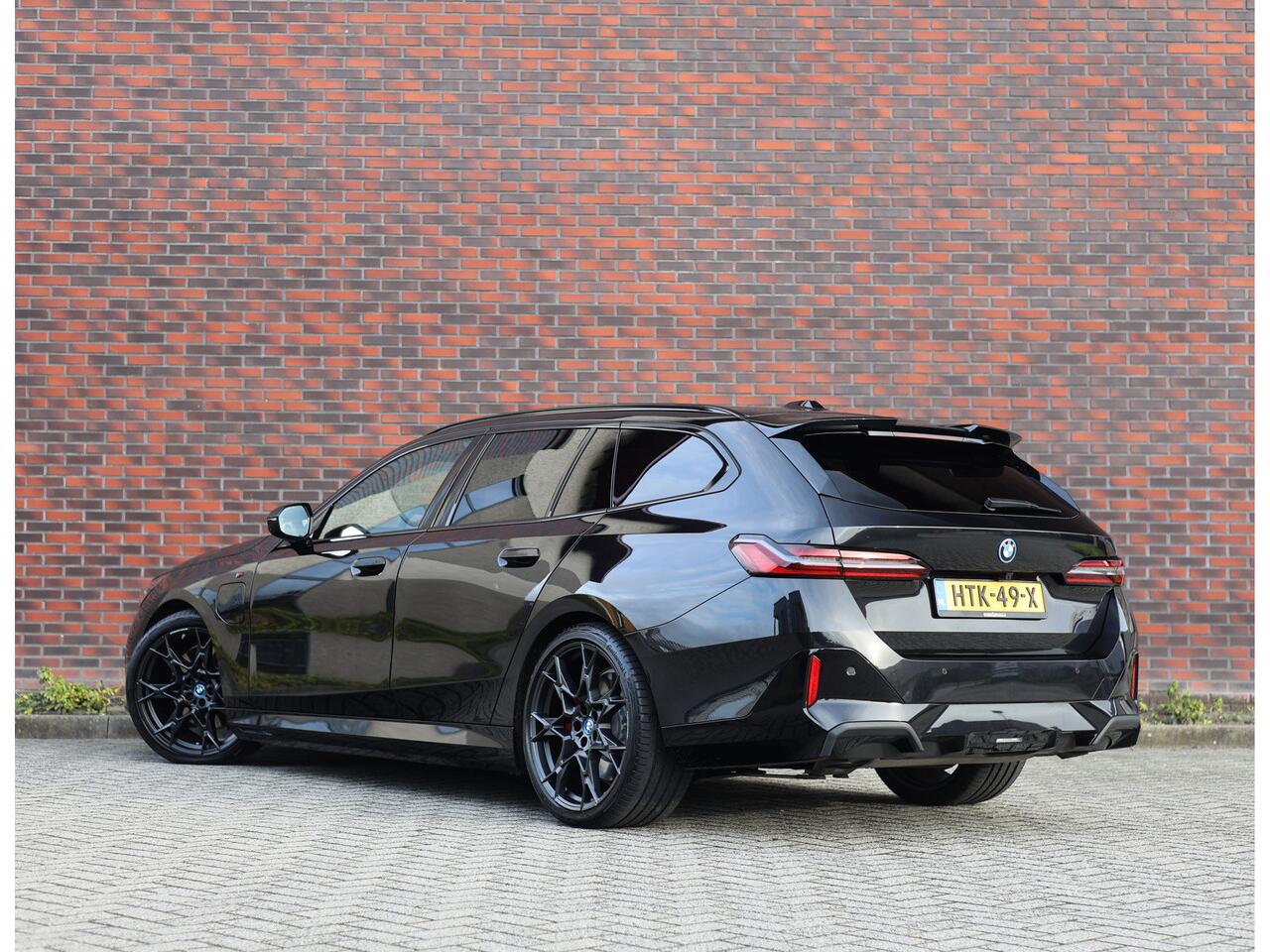 BMW 5-SERIE Touring 550e xDrive | M performance - Pano - B&W - Trekhaak