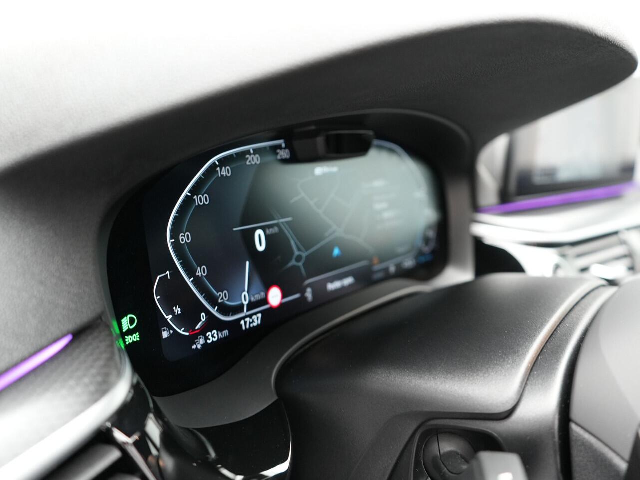 BMW 5-SERIE Touring 520e M Sport Plug In Hybrid 204pk Dealer O.H PHEV | Trekhaak af Fabriek | Adaptive Cruise | Alcantara Sportstoelen Verwarmd | Camera | Navi Pro | Sfeerverlichting | Apple Carplay |