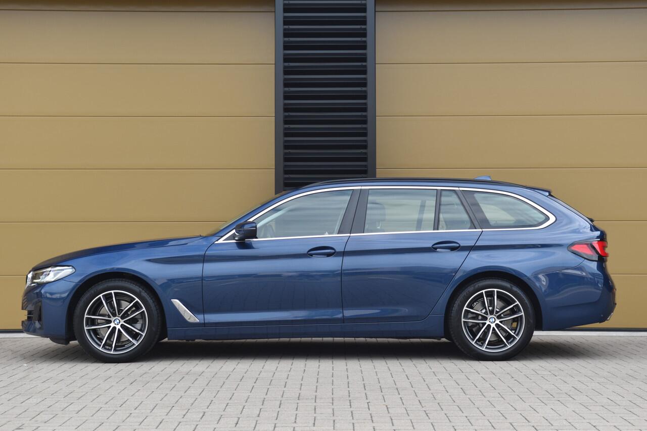 BMW 5-SERIE Touring 520i High Executive Edition * Comfort stoelen * Live cockpit * Grootlicht assistent * Dealer onderhouden *