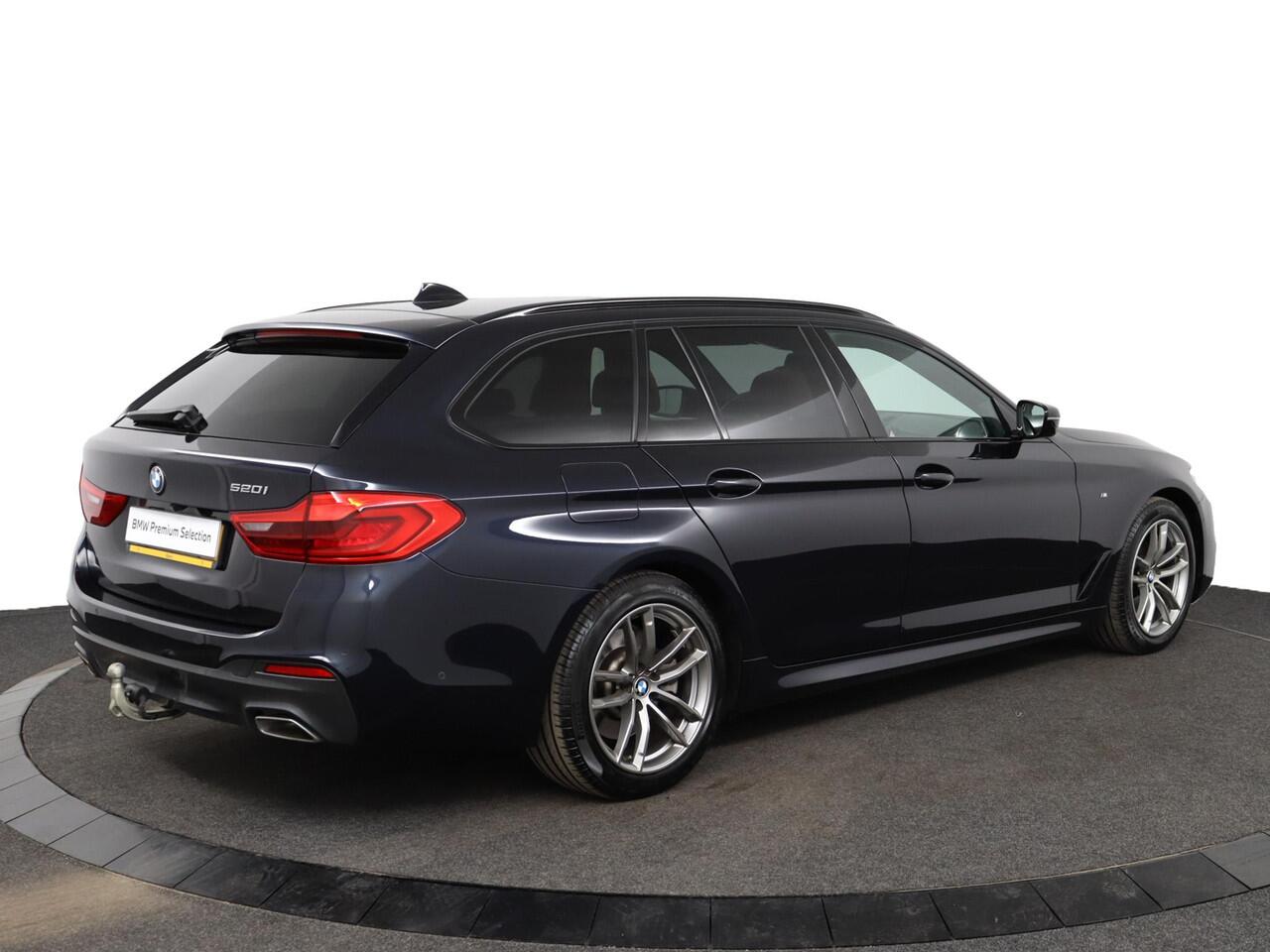 BMW 5-SERIE Touring 520i High Executive M Sportpakket | Trekhaak | Panoramadak | Adaptieve LED koplampen | Achteruitrijcamera | HiFi System