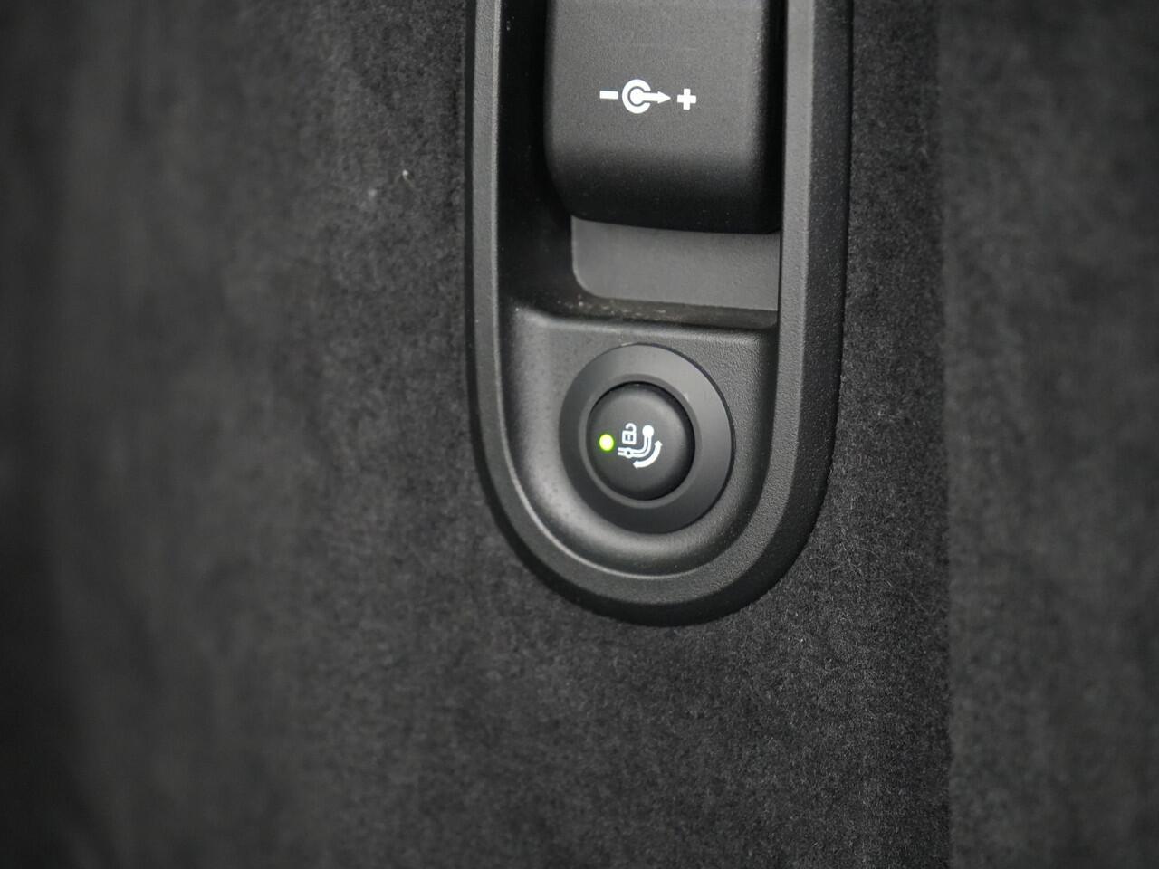 BMW 5-SERIE Touring 530e High Executive Plug In Hybrid 292pk Dealer O.H PHEV | Trekhaak Af Fabriek | Head Up | Lederen Sportstoelen Memory & Verwarmd | Apple Carplay | Stuur Verwarmd | Sfeerverlichting | Cruise Control | Camera | Navigatie | Blis | DAB |