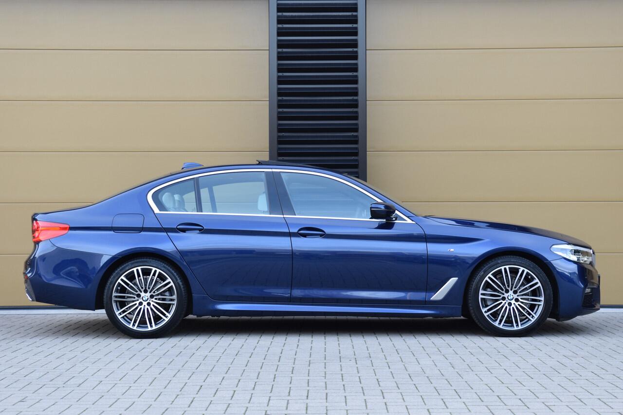 BMW 5-SERIE 520i High Executive * ComfortStoelen * Harman/Kardon * M-Sportpakket * Schuifdak * Trekhaak *