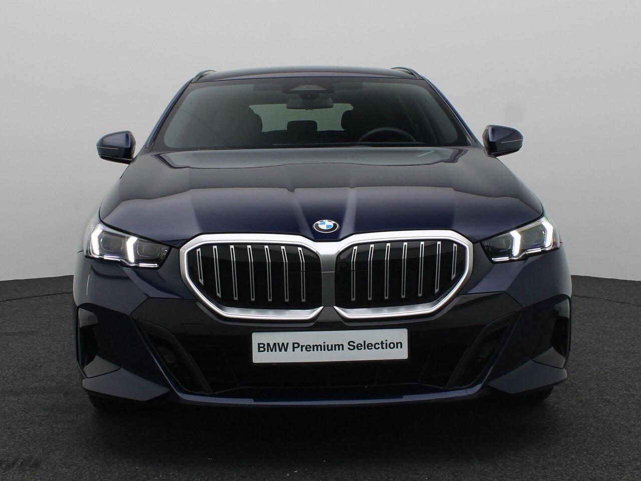 BMW 5-SERIE Touring 520d M Sportpakket | Innovation Pack | Travel Pack | Comfort Pack | Trekhaak | Harman-Kardon | 19"