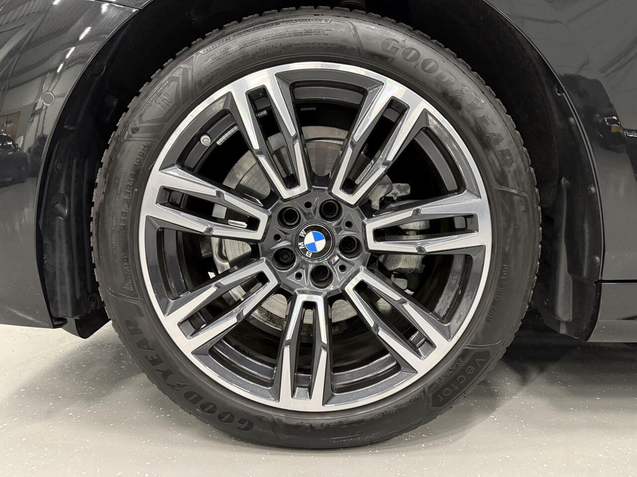 BMW 5-SERIE Touring 520i M-Sport ICONIC GRILLE PANO/TREKHAAK/H&K/HEAD-UP/360CAMERA/VENTILATIE/DRIVING ASS. PRO/ADAPTIVE-LED/STANDKACHEL/NIEUWPRIJS ¤ 94.454,-/FABRIEKS-GARANTIE