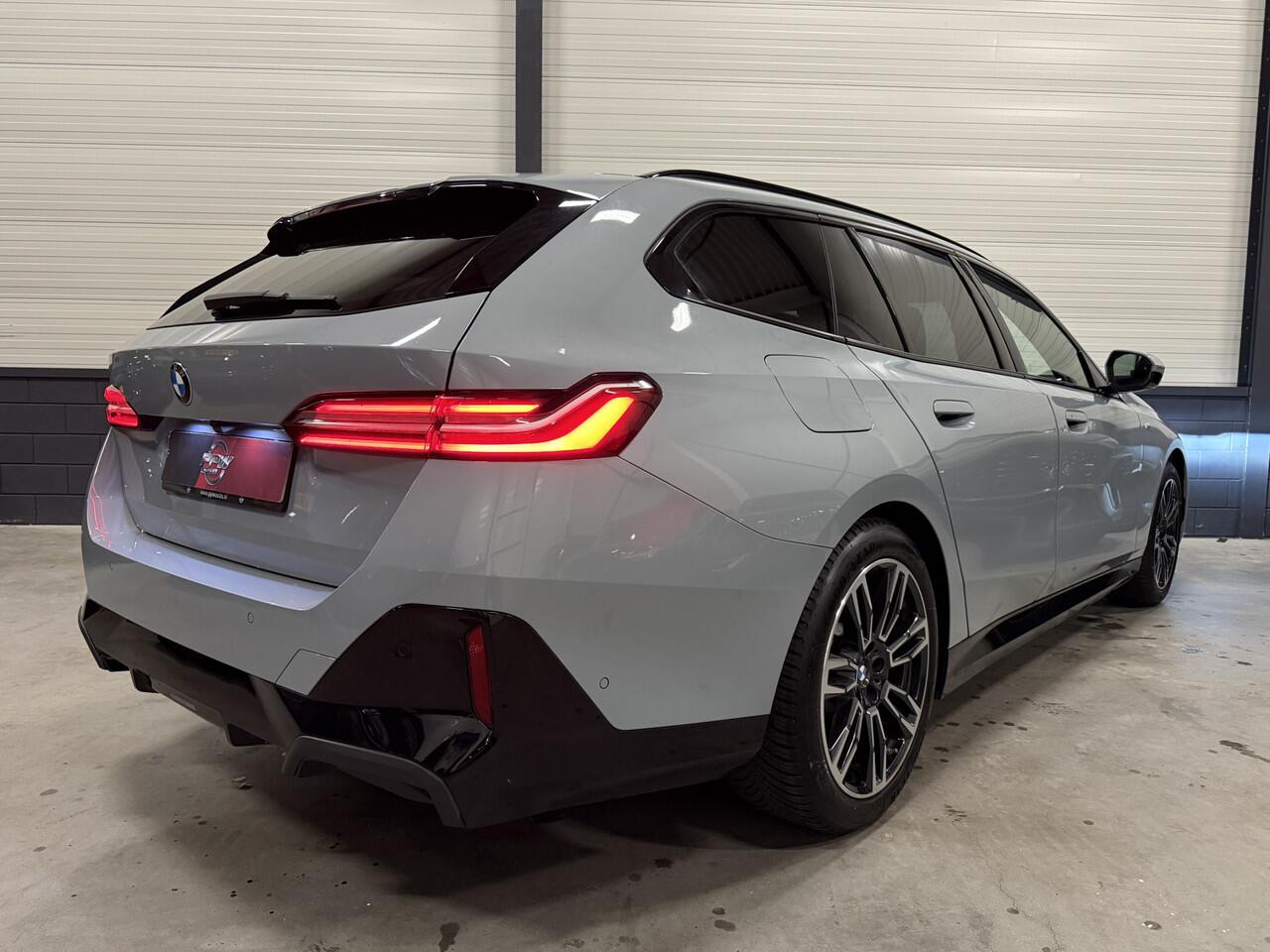 BMW 5-SERIE Touring 520i M-Sport BROOKLYN-GRAU/PANO/TREKHAAK/H&K/HEAD-UP/360CAMERA/VENTILATIE//DRIVING ASS.PRO/ADAPTIVE-LED/19"M-SPORT/STANDKACHEL/NIEUWPRIJS ¤ 94.454,-/FABRIEKS-GARANTIE