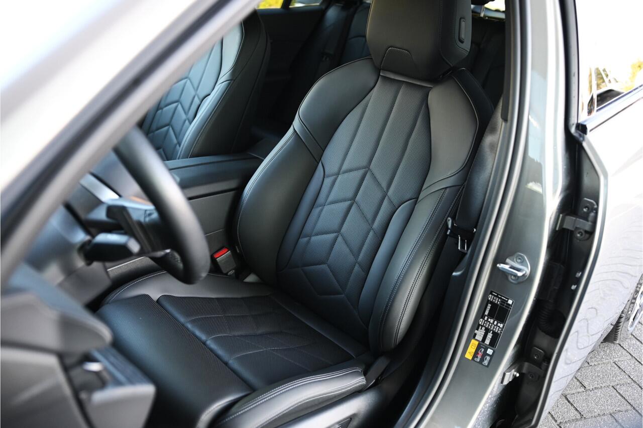 BMW 5-SERIE Touring 530e M Sport Automaat / Trekhaak / Active Cruise Control / Achteruitrijcamera / M Sport onderstel / Comfort Access / Adaptieve LED