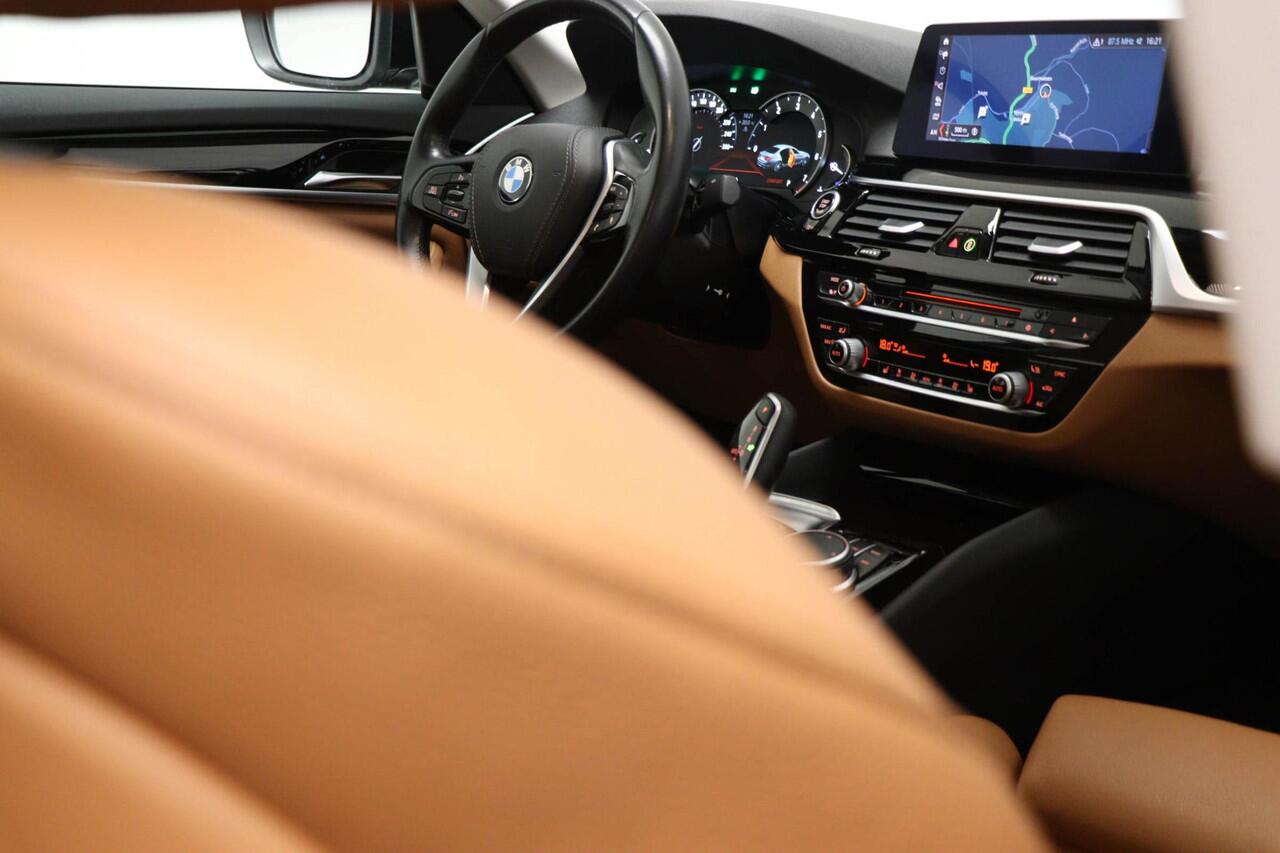 BMW 5-SERIE 520i Corporate Lease High Executive | SPORT LINE PACK | STOELVERWARMING | TREKHAAK | 18"