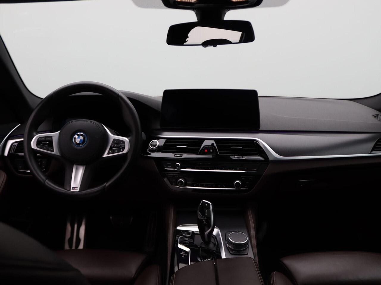 BMW 5-SERIE Touring 530e High Executive | M Sportpakket | Parking Pack | Trekhaak | Panoramadak | Laserlight | 18''