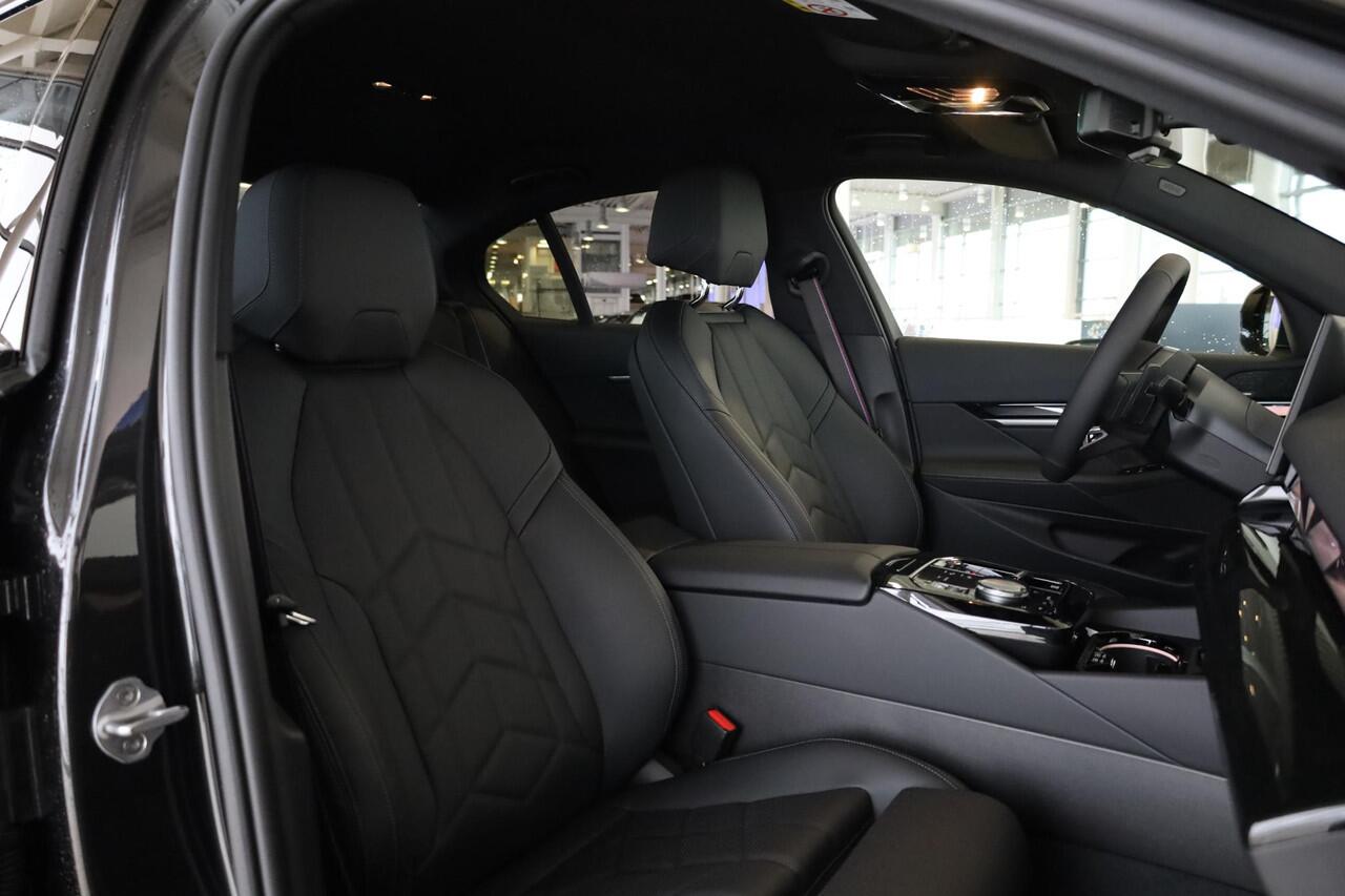 BMW 5-SERIE Sedan 530e M Sportpakket Pro | Driving Assitant Plus | Harman Kardon | Elektr. Trekhaak