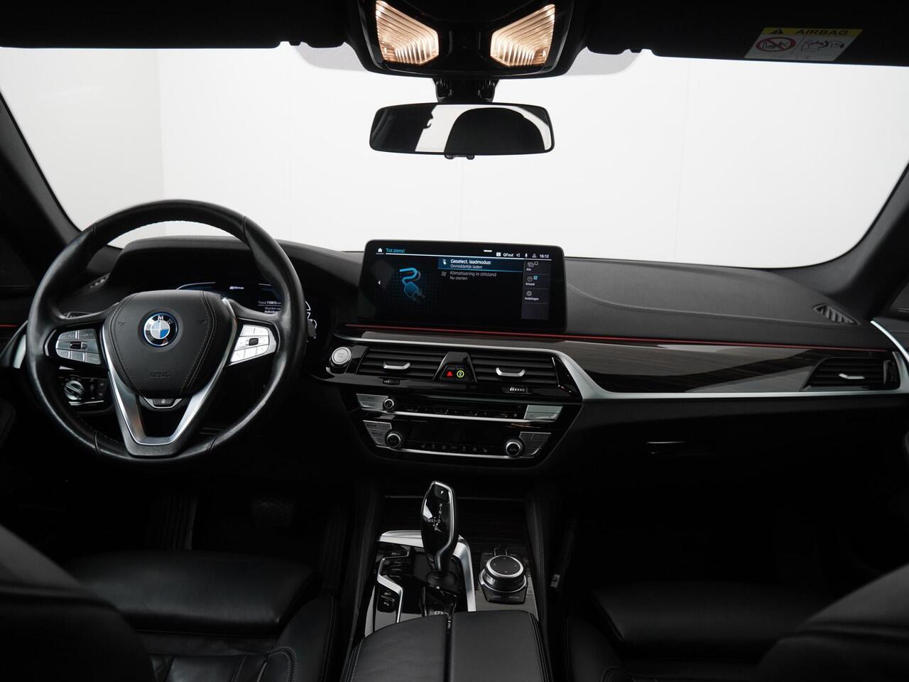 BMW 5-SERIE 520e Business Edition Plus | Stoel-stuur verwarming | Panoramadak | Laserlicht | Head-Up | Harman/Kardon |