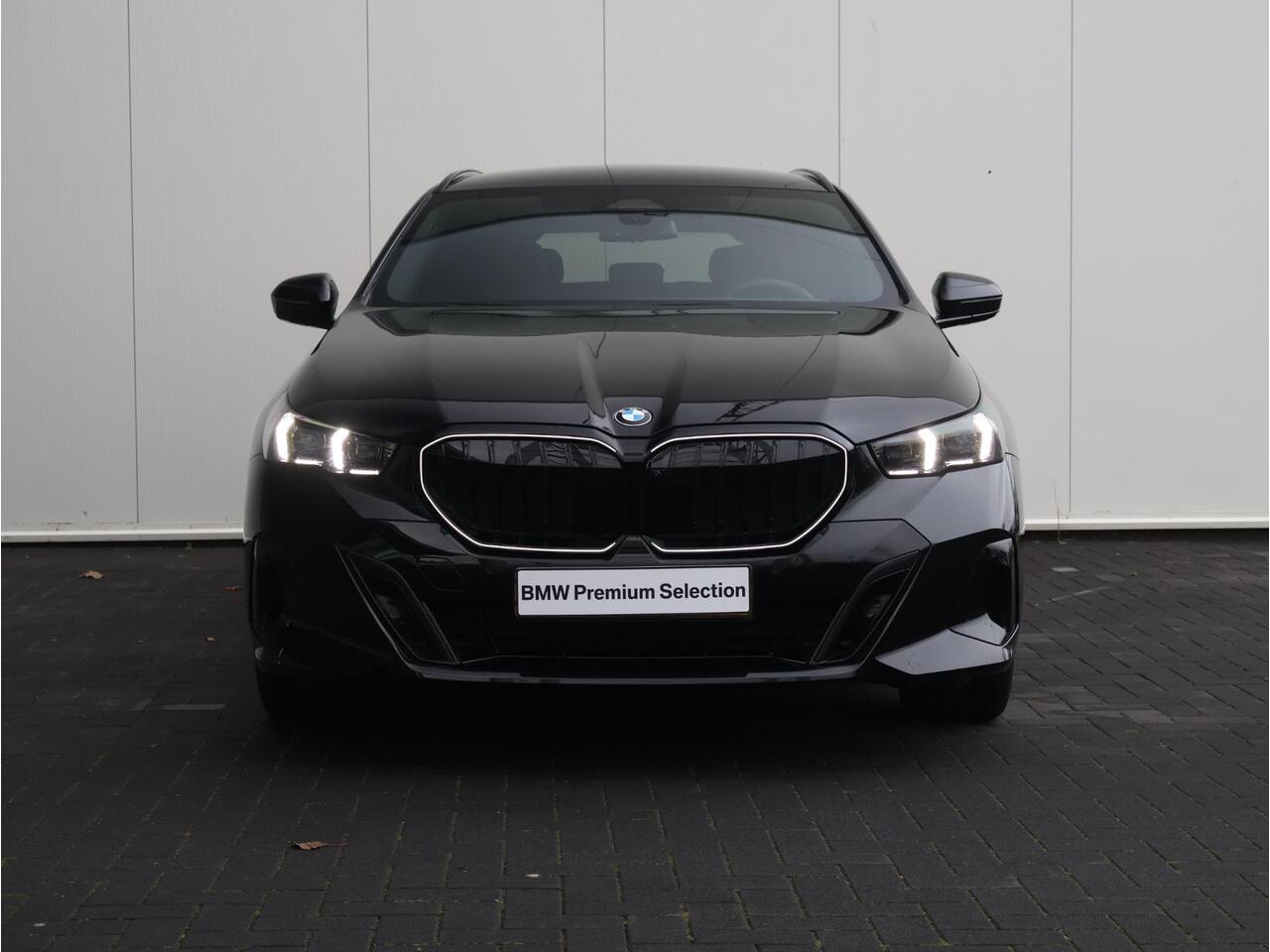 BMW 5-SERIE Touring 520i M Sportpakket Pro/ Verwarmd Stuurwiel/ Comfort Access/ Elektrische Trekhaak/ Panoramadak/ Harman-Kardon/ Stoelverwarming