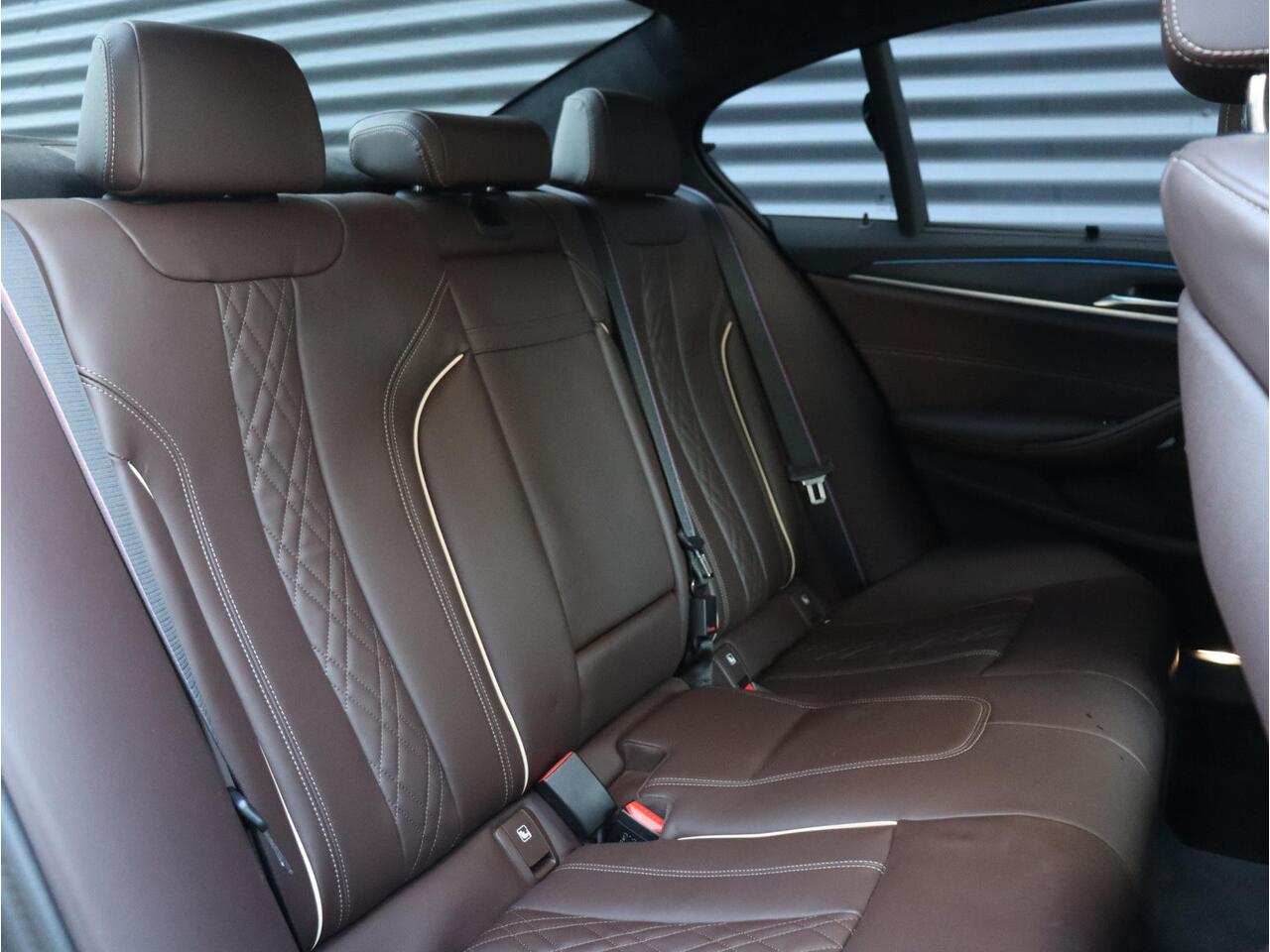 BMW 5-SERIE Sedan 545e xDrive | High Executive | M Sportpakket Pro | Panodak | Active Steering | Driving Assistant Prof. | Head-Up | Bowers & Wilkins | Adaptief Onderstel | 19'' LMV