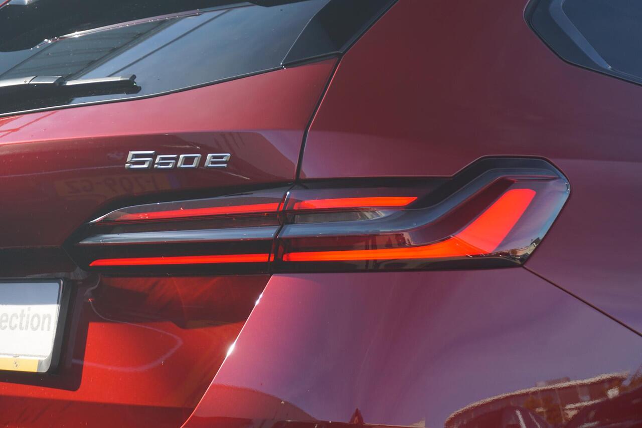 BMW 5-SERIE Touring 550e xDrive M Sportpakket Pro Panoramadak / Driving Assistant Professional / Bowers & Wilkins / Stoelventilatie / Trekhaak