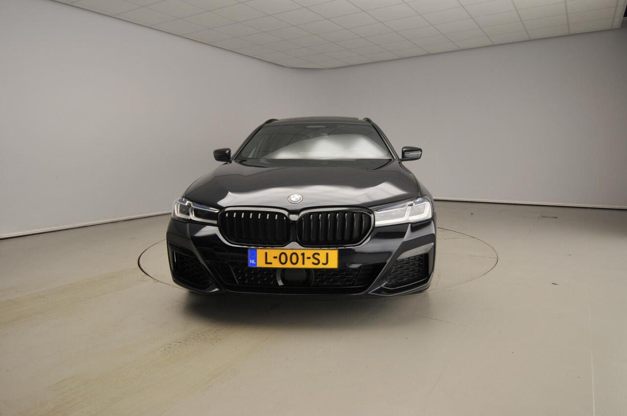 BMW 5-SERIE Touring 540d xDrive M-Sportpakket / Trekhaak / Panoramadak / Standkachel / Harman-Kardon / Head-up / Active cruise / Alu wielen 19 inch