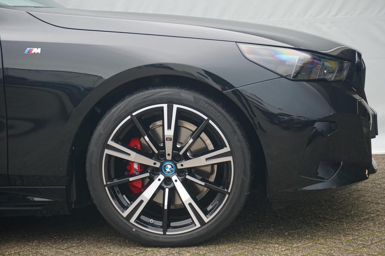 BMW 5-SERIE 530e M Sport Pro | Comfortstoelen Elektrisch met geheugen / Panoramadak / Head-up / Rondomzicht camera / Stoelventilatie / Driving Assistant Professional