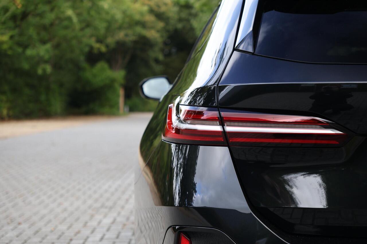 BMW 5-SERIE Touring 540d xDrive M-sport | Pano | HUD | Bowers & Wilkins | Keyless | 21" | Iconic Glow | Elektrische Trekhaak |360 | Standkachel | Adap Cruise | Veganza Zwart interieur | etc.