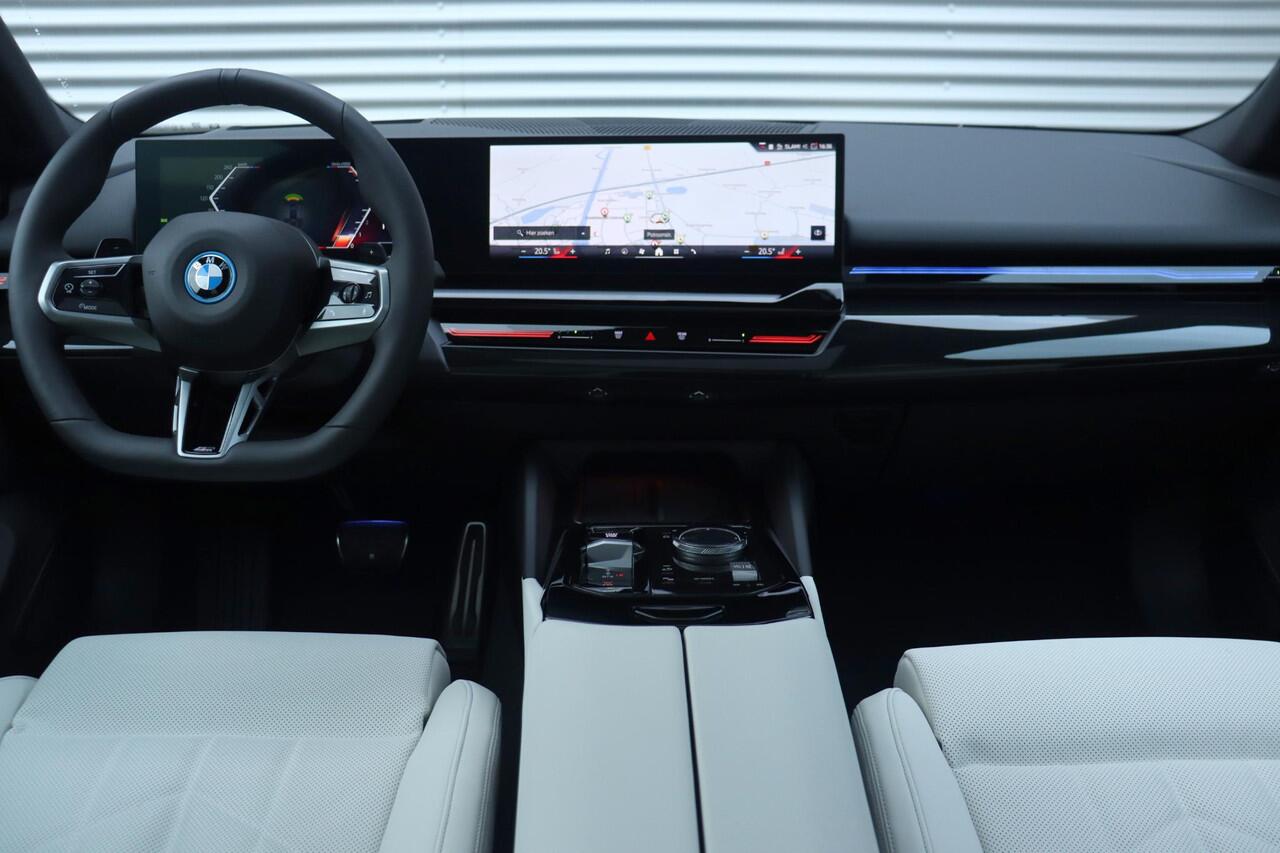 BMW 5-SERIE Touring 530e | M Sportpakket Pro | Panodak | Driving Assistant Plus | Head-Up | Parking Assistant Plus | Stoelventilatie | Comfortstoelen | 21'' LMV | Ekris Selection