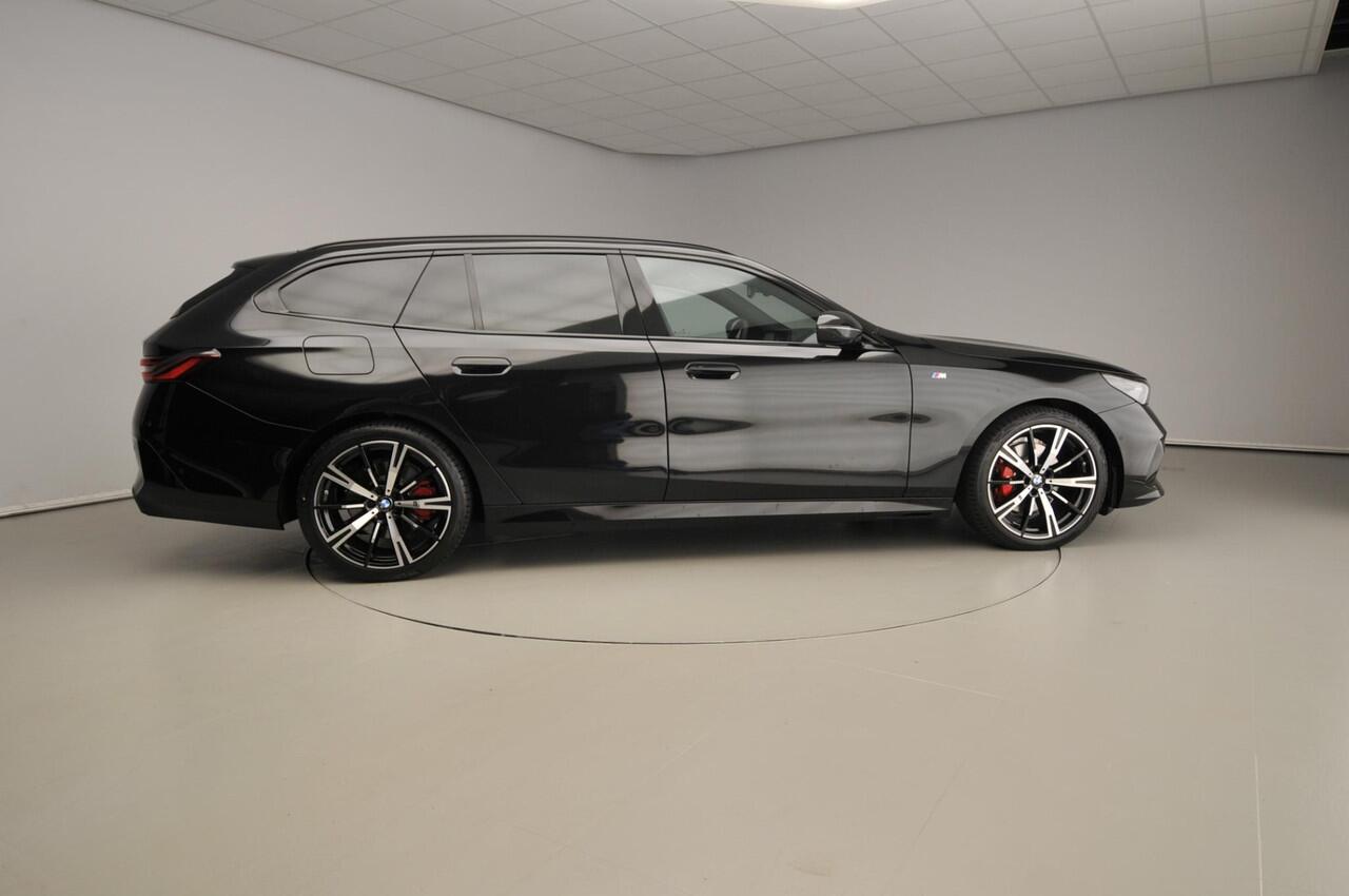 BMW 5-SERIE Touring 520d | M-Sportpakket | LED | HUD | Trekhaak | Active cruise | Keyles go | DAB | Harman-kardon sound | Alu 20 inch