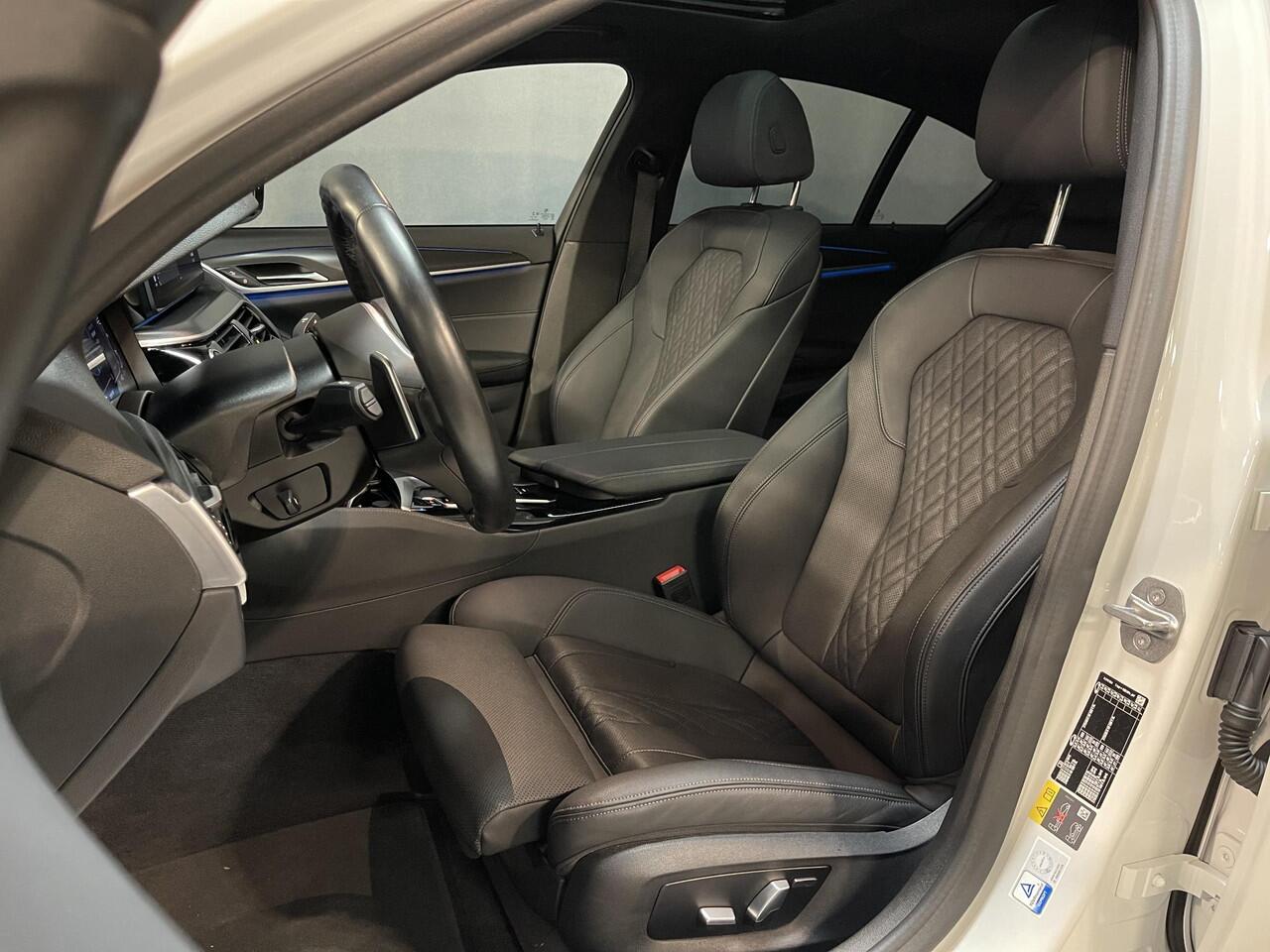 BMW 5-SERIE 530e Business Edition Plus M Sport 19"/Schuif-kanteldak/Trekhaak/Camera/Stoelverwarming + memory/PDC v+a/LED