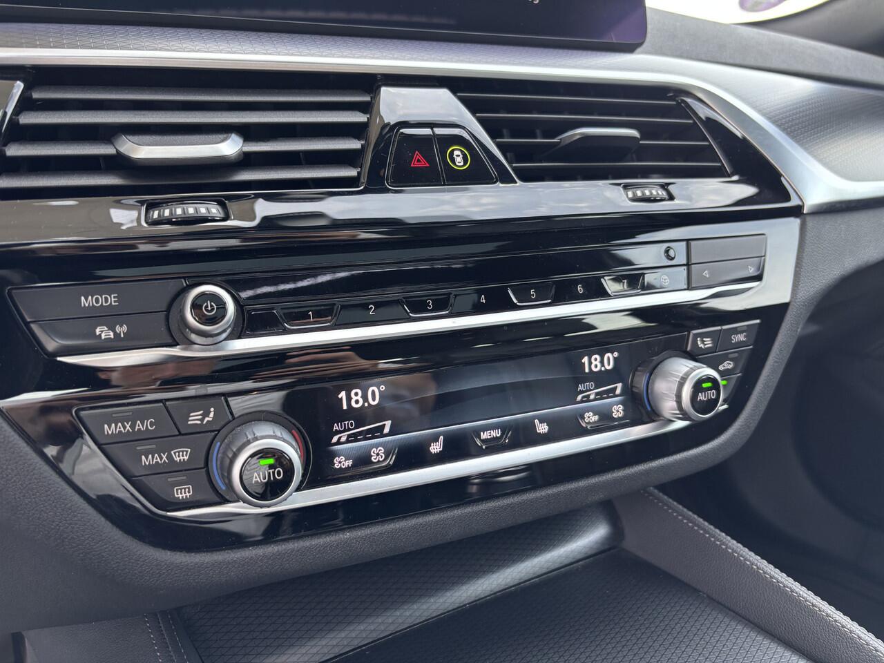 BMW 5-SERIE Touring 530i xDrive High Executive M Sport Automaat / Panoramadak / Trekhaak / Laserlight / Achteruitrijcamera / Head-Up / Comfort Access / Adaptief onderstel