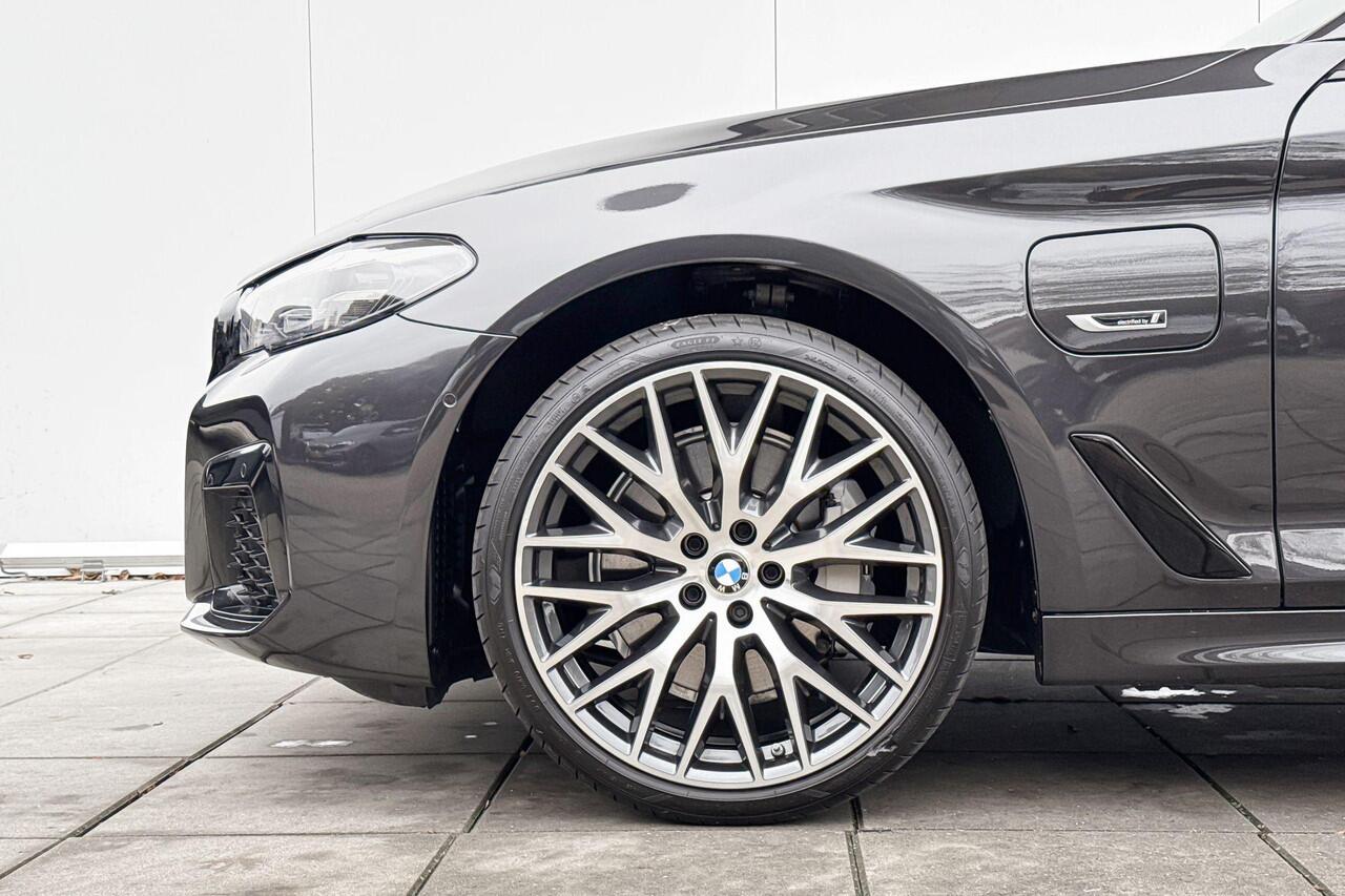 BMW 5-SERIE Sedan 530e High Executive M-Sport Head up Display / Hifi / 20inch / Getinte Ramen Achter / Driving Assistant / Stoelverwarming / Active Cruise Controle / Glazen Schuifdak