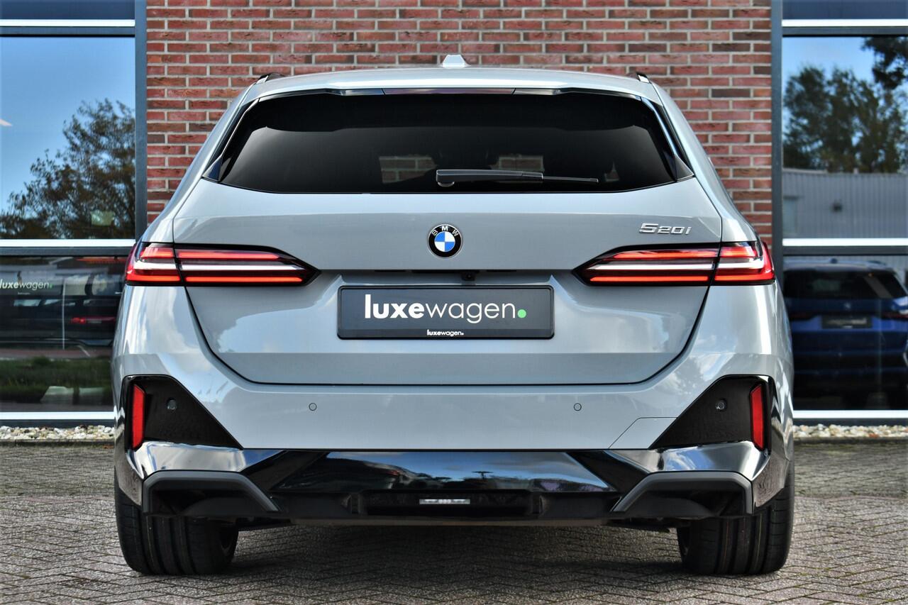 BMW 5-SERIE Touring 520i M-Sport Pano Trekh B&W 21inch ACC 360 HUD Stoelventilatie Brooklyngrau