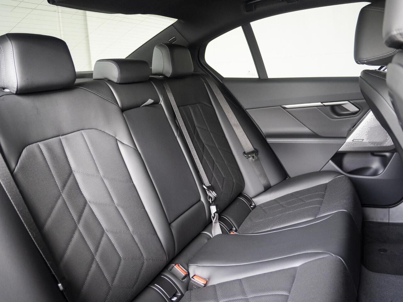 BMW 5-SERIE Sedan 520i | M Sportpakket | Innovation Pack | Verwarmd Stuurwiel | Comfort Access | Panoramadak | Stoelverwarming | Harman-Kardon | Trekhaak