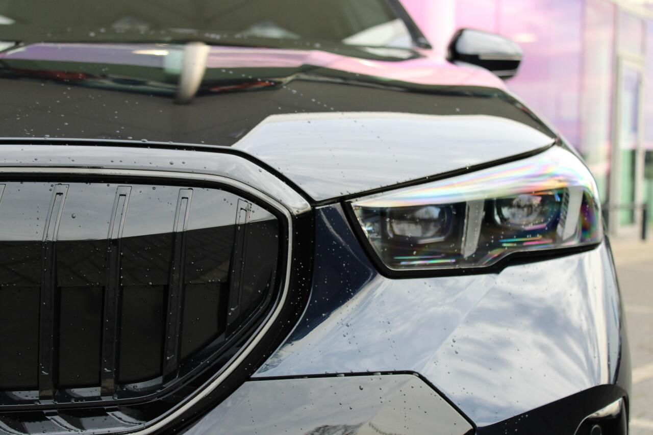 BMW 5-SERIE Touring 530e M Sport Automaat / Panoramadak / Trekhaak / Stoelventilatie / Parking Assistant Plus / Comfort Access / Adaptieve LED / M Sportonderstel / Harman-Kardon